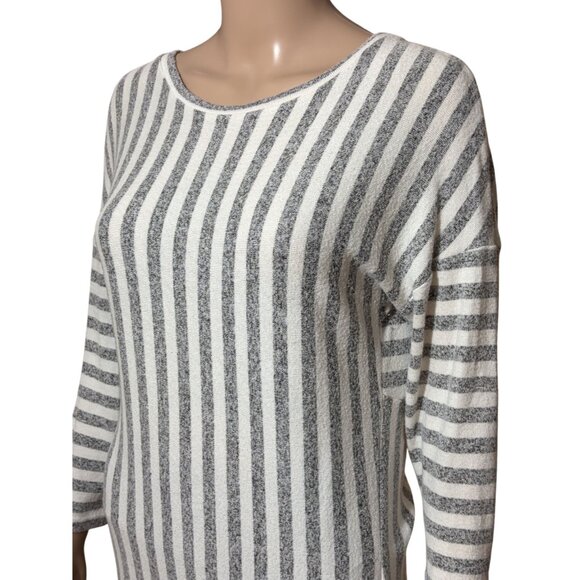W5 Grey White Striped Shirt Size Medium - Picture 2 of 3